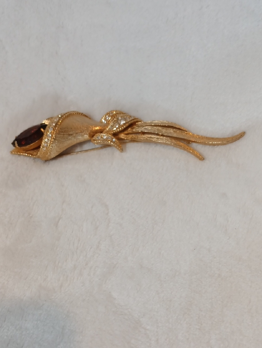 VTG Sarah Coventry Calla Lily  Brooch with Garnet-Colored Stone